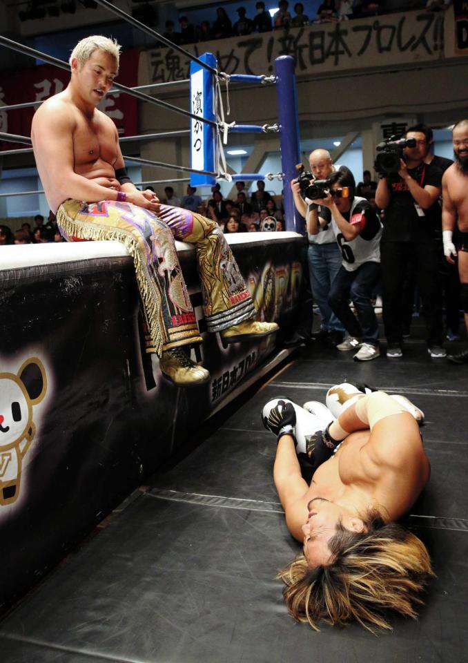 　棚橋弘至（右手前）をＫＯし、リング上から見下すオカダ・カズチカ