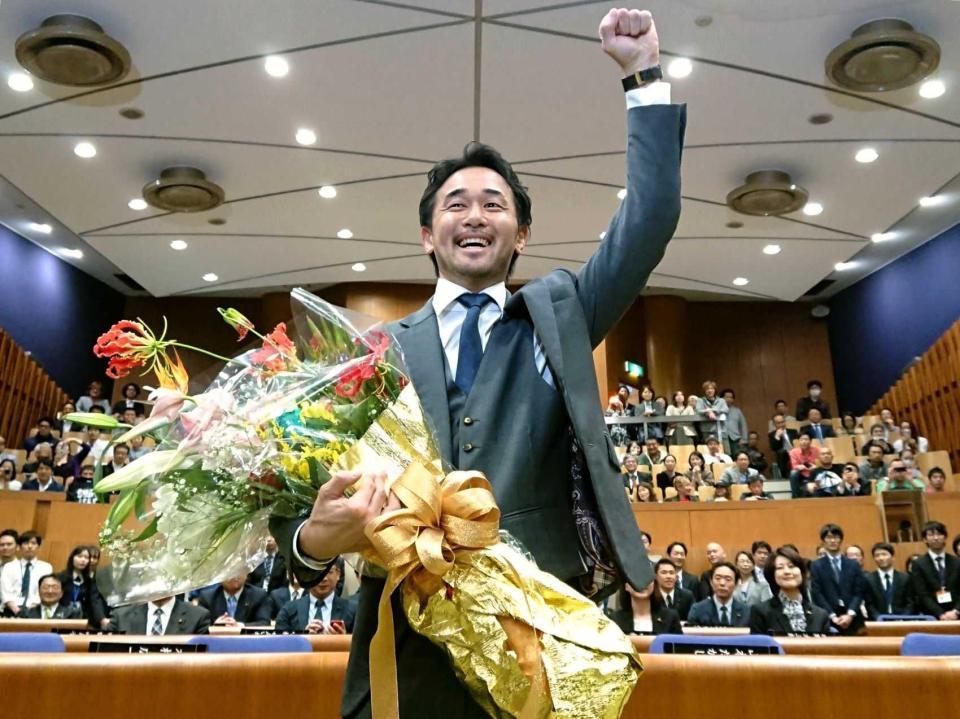 　引退セレモニーで「神の左」を突き上げ笑顔の山中慎介さん