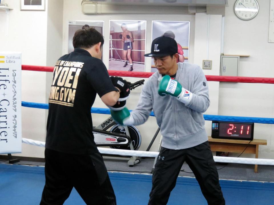 ミットにパンチを打ち込む亀田興毅＝東京都新宿区の協栄ジム