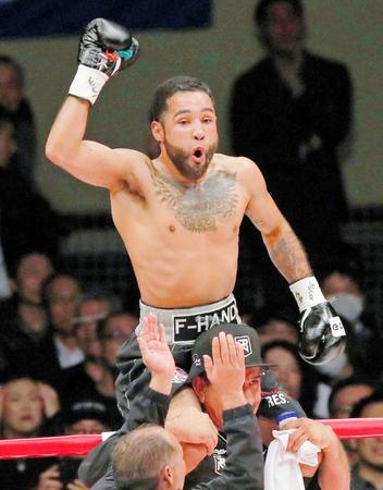 　体重超過により王座を剥奪されたルイス・ネリ