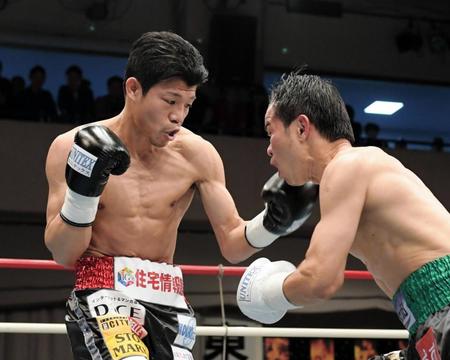 １回、ポンサクレック（右）の顔面に左フックを浴びせる亀田興毅（撮影・金田祐二）