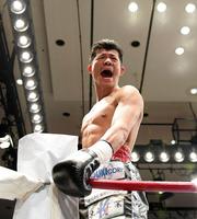 ポンサクレックに勝利し、雄たけびをあげる亀田興毅（撮影・金田祐二）