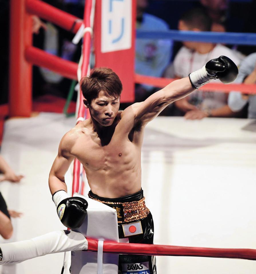 コーナーに上がりファンに手を上げる井上尚弥＝大田区総合体育館（撮影・園田高夫）