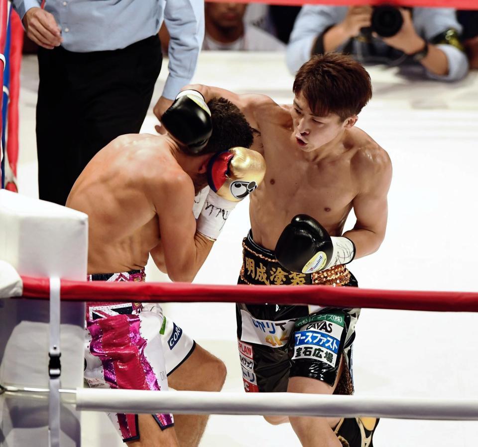 １回、マクドネル（左）をコーナーに追い詰める井上尚弥＝大田区総合体育館（撮影・園田高夫）