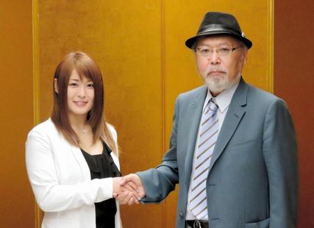 ロッシー小川社長（右）と握手する紫雷イオ