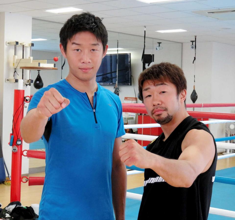 　拳を突き出して次戦へ意気込む八重樫東（右）と清水聡