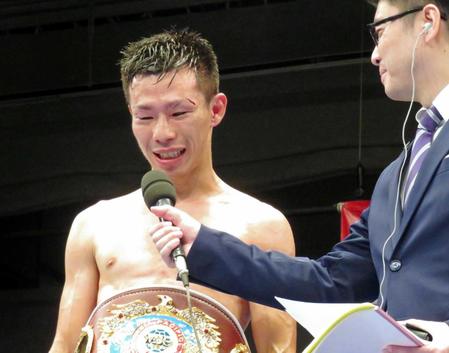 　新王者となり、インタビューに応える船井龍一