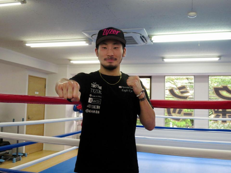 移転したばかりのジムで意気込む岩佐亮佑＝千葉県柏市のセレスジム