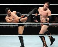 ザ・ミズ（右）に強烈なキックを決めるヒデオ・イタミ＝両国国技館