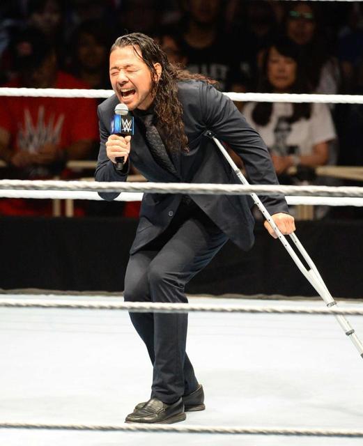 ＷＷＥ中邑、犬にかまれて欠場「悔しいワン」　松葉づえでリング登場