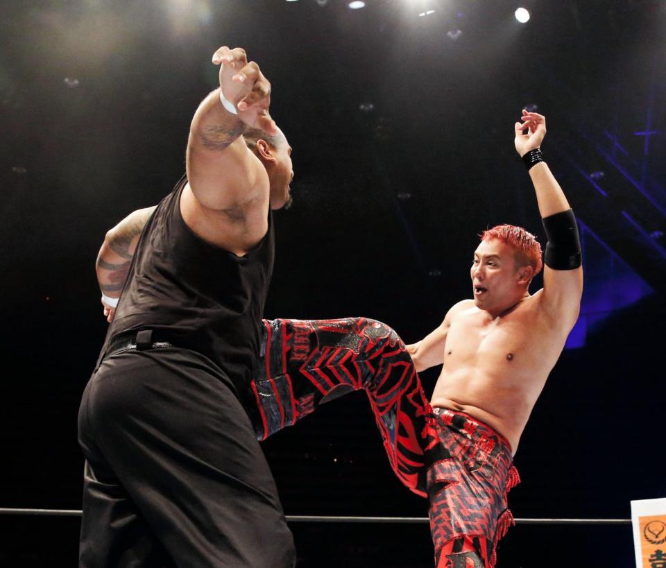 バッドラック・ファレ（左）にキックを見舞うオカダ・カズチカ＝大田区総合体育館