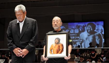 マサ斎藤さんの遺影を持ち、追悼セレモニーを行う坂口征二氏（左）とタイガー服部レフェリー＝後楽園ホール