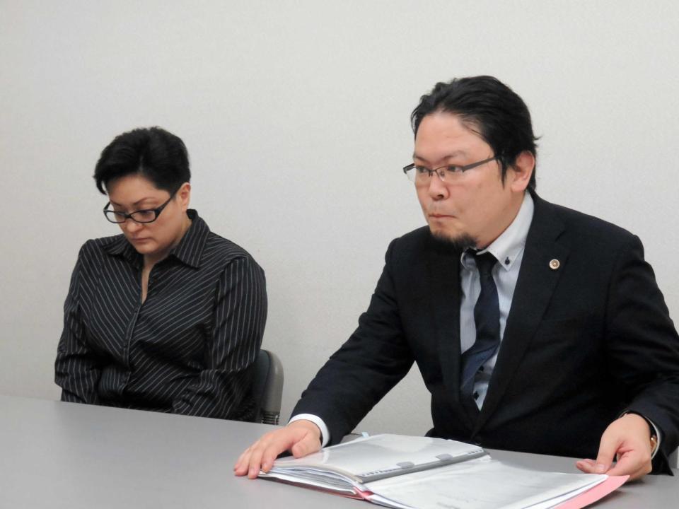 　涙をこらえながら謝罪会見を行った浜田文子。右は田中広太郎弁護士