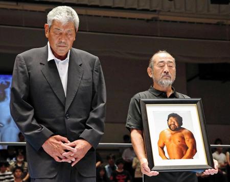 　マサ斎藤さんの遺影を持ち、追悼セレモニーを行う坂口征二氏（左）とタイガー服部レフェリー