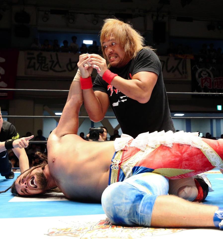 ジュース・ロビンソン（下）の骨折している左手首を痛めつける内藤哲也＝後楽園ホール