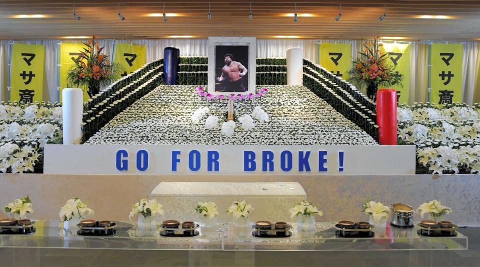 　マサ斎藤さんのお通夜に設置されたリング型の祭壇