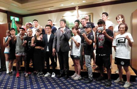 前日計量を終えたＲＩＺＩＮ．11の出場選手ら