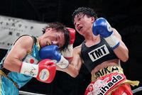 　１０回、岩川美花（右）が池山直の顔面にアッパーを打ち込む