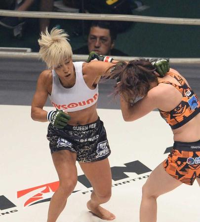 　石岡沙織（右）にパンチを見舞う山本美憂