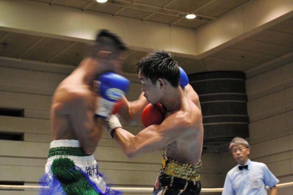 　１０度目の防衛に成功した中谷正義（右）