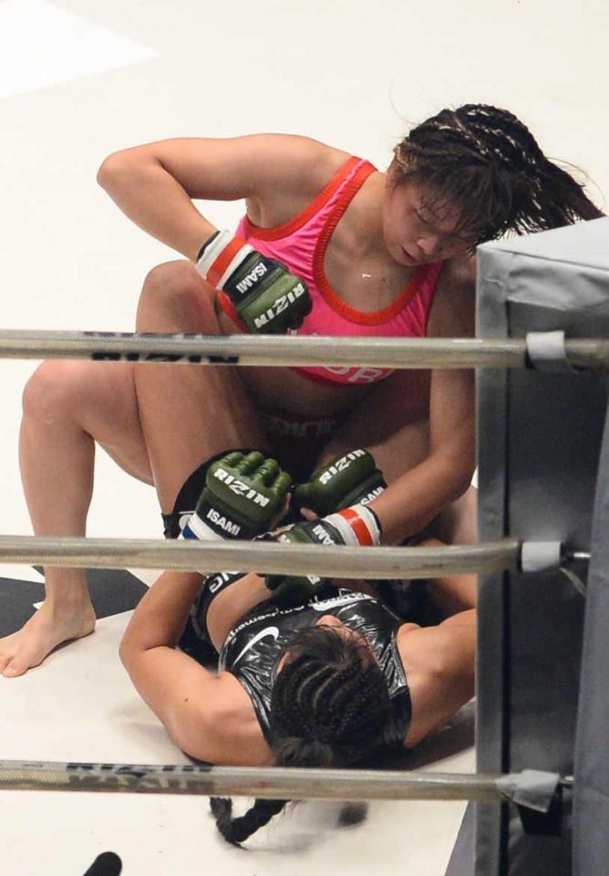 　ＲＥＮＡ（下）にパンチを見舞う浅倉カンナ