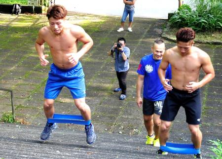 　キャンプで弟の拓真（右）と汗を流す井上尚弥