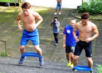 　キャンプで弟の拓真（右）と汗を流す井上尚弥