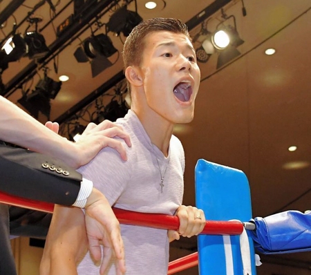 　試合後、リングに乱入した亀田和毅（撮影・堀内翔）