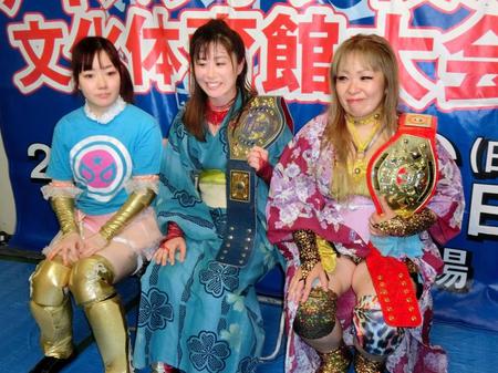 記念大会で競演した１０周年トリオ。左から松本、藤本、星＝横浜文化体育館　 