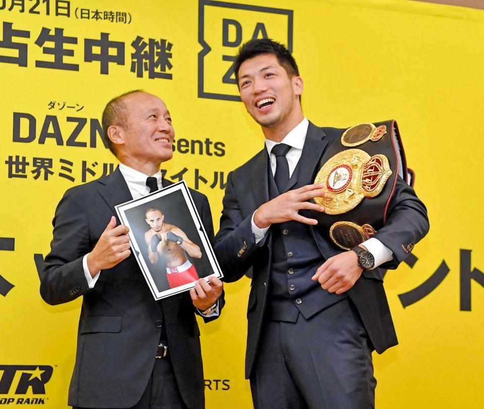 　対戦するブラントの写真を持つ中村俊・ＤＡＺＮ日本社長（左）と笑顔を見せる村田諒太（撮影・出月俊成）