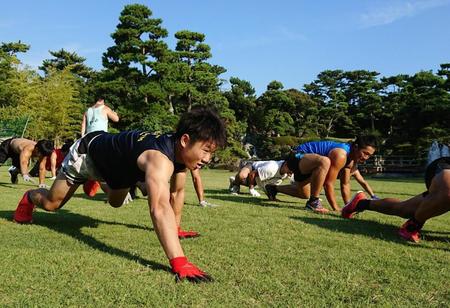 　三迫ジムの選手たちとともにトレーニングをこなす拳四朗（左）