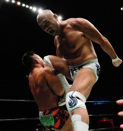 杉浦貴（左）にジャンピングニーパットを見舞う秋山準＝両国国技館