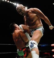 杉浦貴（左）にジャンピングニーパットを見舞う秋山準＝両国国技館