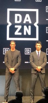 動画配信サービス「ダ・ゾーン」のアンバサダーに就任したサッカーのフェルナンドトーレスとボクシングの村田諒太