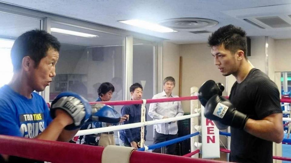 　ミット打ちを行う村田諒太（右）