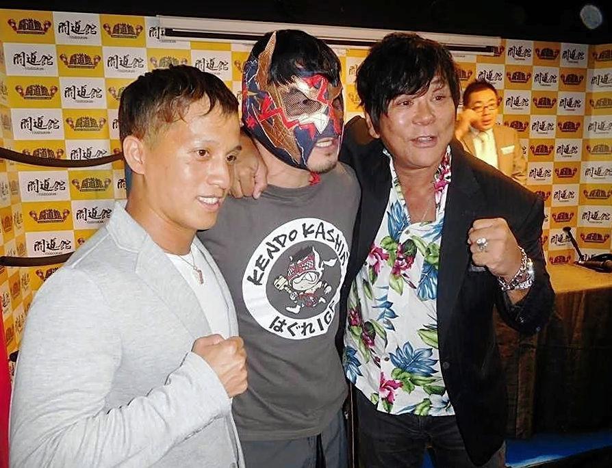 大仁田（右）の７度目の復帰戦でタッグを組む（左から）ＨＡＳＥＧＡＷＡ、ケンドー・カシン