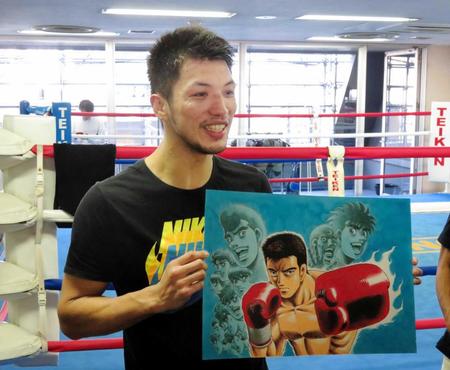 　森川ジョージ氏が描いた自身のイラストを贈呈されて喜ぶ村田諒太