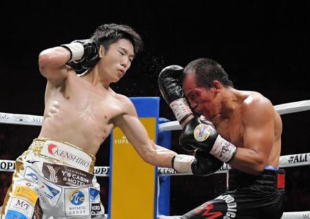 　６回、ミラン・メリンドにパンチを出す拳四朗（左）＝撮影・堀内翔