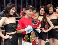 　パヤノを１回でＫＯして息子の明波くんとポーズをとる井上尚弥（撮影・堀内翔）