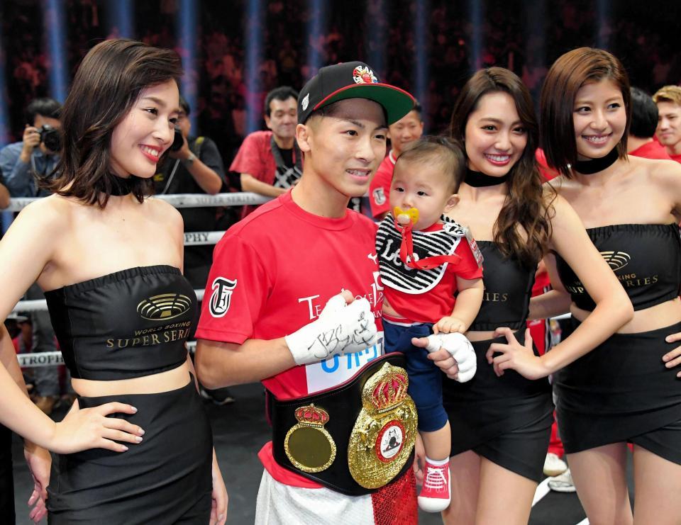 　パヤノを１回でＫＯして息子の明波くんとポーズをとる井上尚弥（撮影・堀内翔）