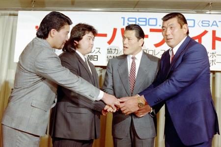 　１９９０年の蝶野、橋本組と猪木、坂口組の対戦発表記者会見の一幕