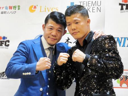　世界２階級制覇挑戦が決まった亀田和毅（右）と兄の興毅