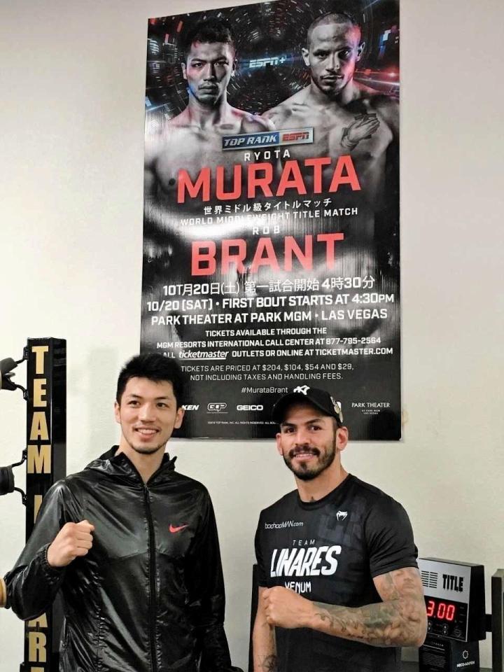 ２度目の防衛戦のポスターの前で笑みを浮かべる村田諒太（左）とホルヘ・リナレス（写真提供・帝拳ジム）