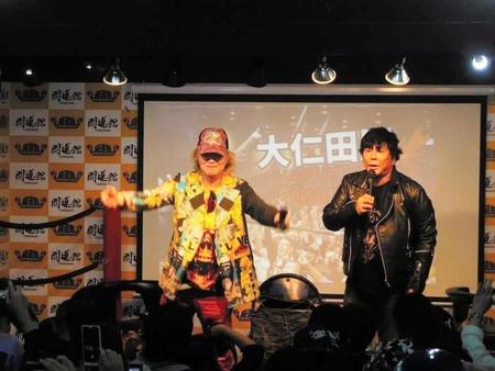 　トークショーでデスマッチ対決をぶち上げた大仁田厚（右）とターザン山本氏＝闘道館
