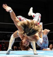 　棚橋弘至（上）にジャーマン・スープレックを決める飯伏幸太