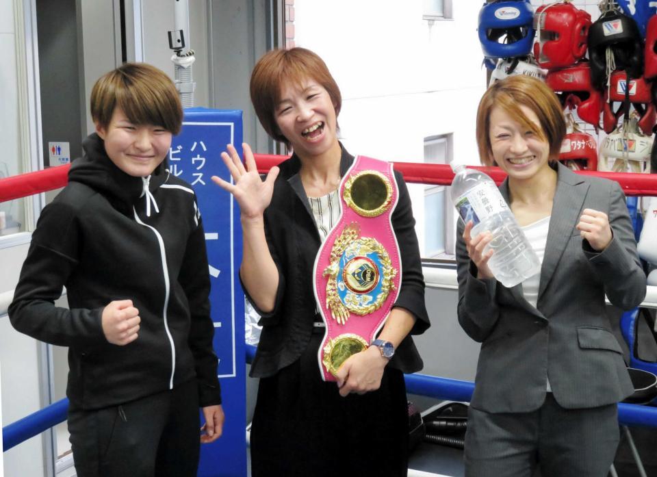 　笑顔でポーズを決める（左から）松田恵里、江畑佳代子、宮尾綾香