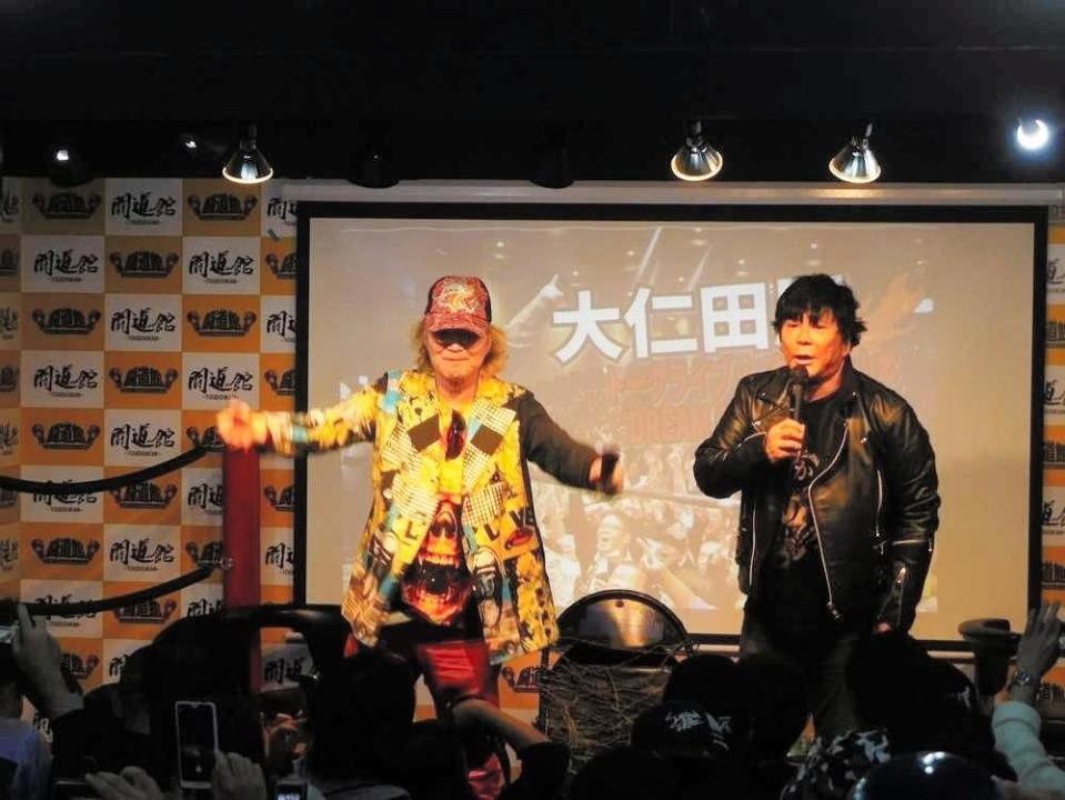　トークショーでデスマッチ対決をぶち上げた大仁田厚（右）とターザン山本氏＝闘道館