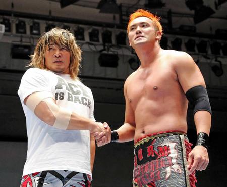 　ライバル同士で固い握手を交わすオカダ・カズチカ（右）と棚橋弘至