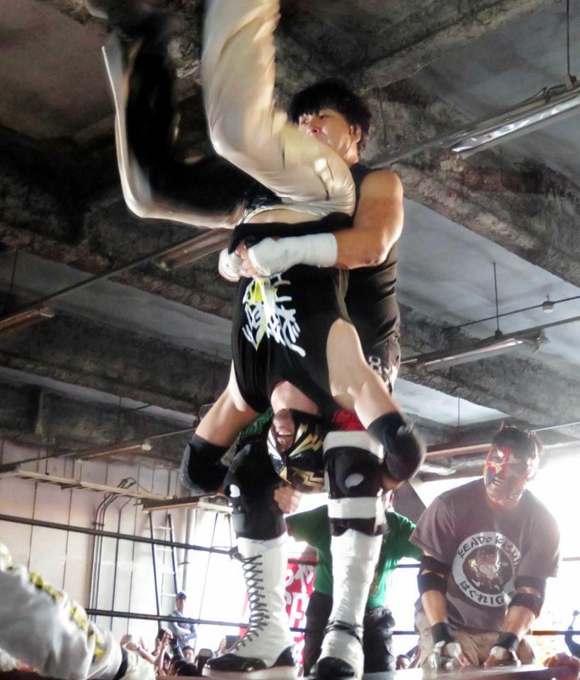 　雷電に机上パイルドライバーを放つ大仁田厚