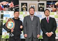 12月１日に初防衛戦を行う小西伶弥（左）。右は仲村正男